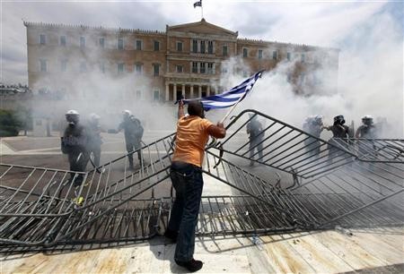 I dimostranti si scontrano con la polizia fuori dal parlamento di Atene