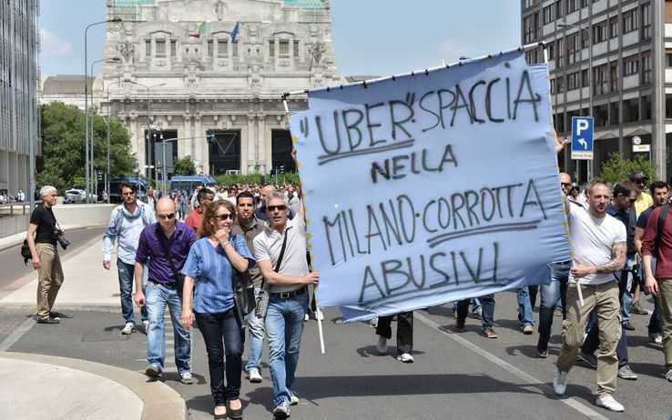 proteste per Uber a Milano